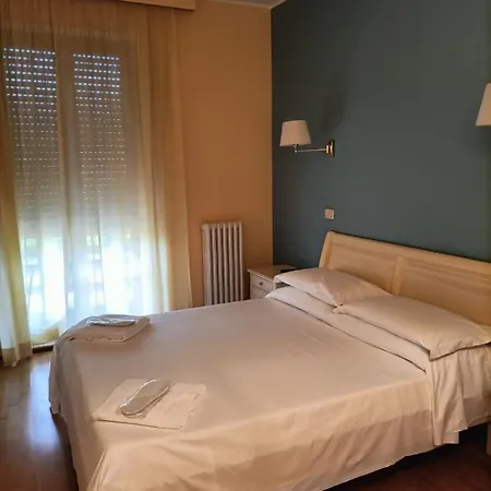 Eden Hotel *