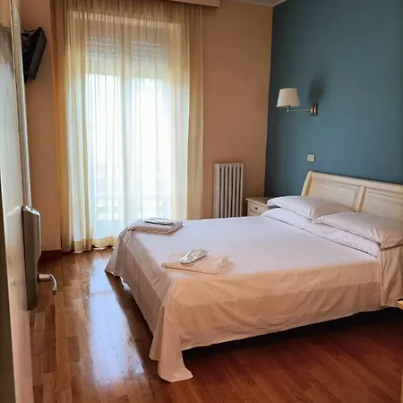 Eden Hotel *